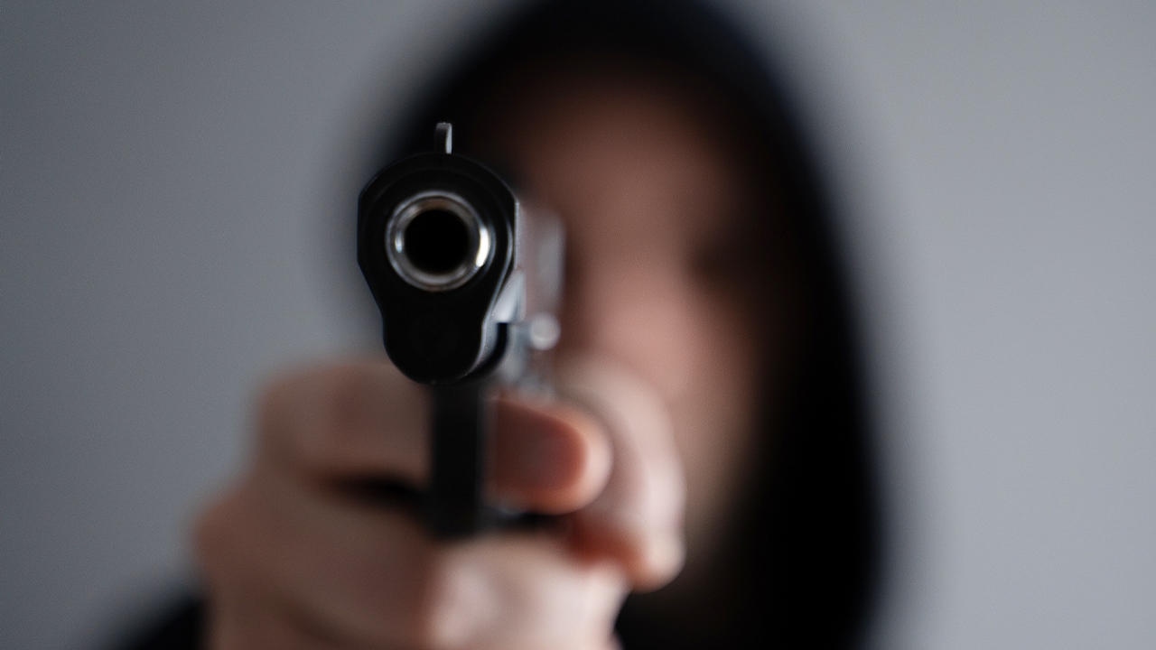 ฝันเห็นปืน ฝันว่ายิงปืน ฝันว่ายิงต่อสู้กัน ความหมายฝันเห็นปืน เลขเด็ด