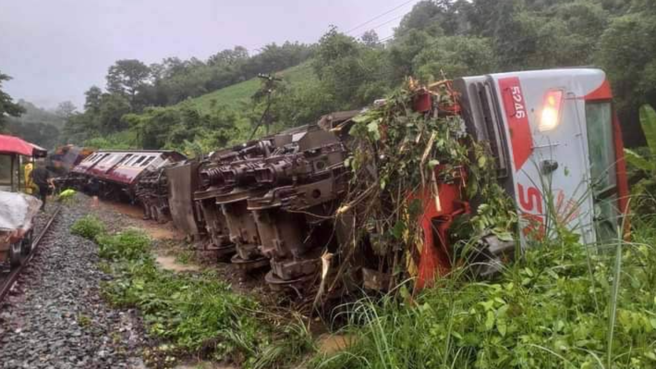 "แพร่" อ่วมน้ำป่าทะลัก จม 2 อำเภอ ทางขาดรถไฟตกราง สายเหนือชะงัก