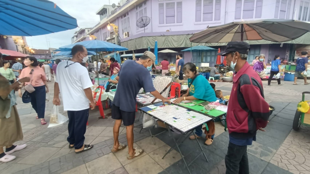 แม่ค้าหวยอุทัยธานี เผยเลขเด็ดมาแรง เลขทะเบียน "นายกฯ-บิ๊กโจ๊ก" คนหาซื้อเกลี้ยง