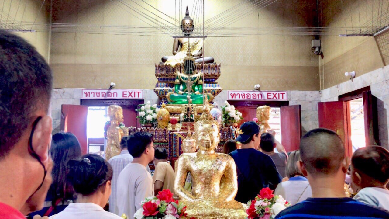 คอหวยมาตามแรงศรัทธา แห่ส่องเลขเด็ด "หลวงพ่อปากแดง" งวด 1/10/66