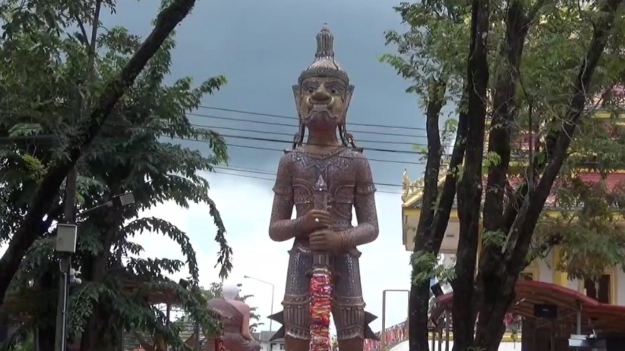 หนุ่มขายคอนโดฯ สมหวัง มาแก้บน "ท้าวเวสสุวรรณ" ได้เลขหางประทัดกลับไปเสี่ยงโชค