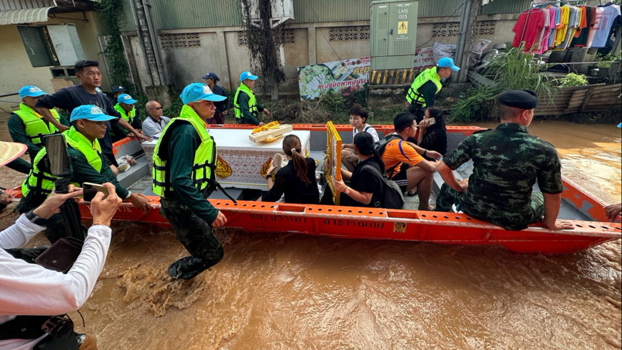 หล่มสักน้ำท่วมหนัก ทหารช่วยขนโลงศพ ย้ายไปเผาวัดอื่น