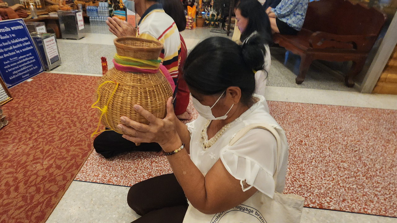 คอหวยหวังรวย ขอโชค "พระเงินพระทอง" อธิษฐานขอ "เลขเด็ด" งวด 1/10/66 