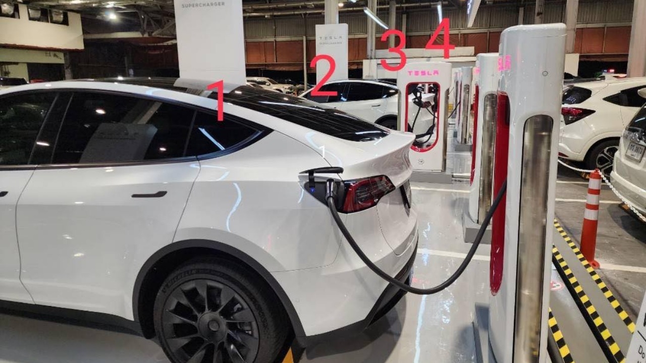 หนุ่มแก้เผ็ด คนจอด "รถยนต์ไฟฟ้า" คาจุดชาร์จ น้ำใจงามด้วยการช่วยเสียบสายชาร์จ