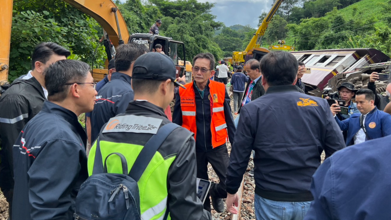 รมช.มหาดไทย ติดตามการกู้รถไฟตกราง พร้อมสำรวจน้ำท่วมแพร่ สั่งเร่งช่วยเหลือ