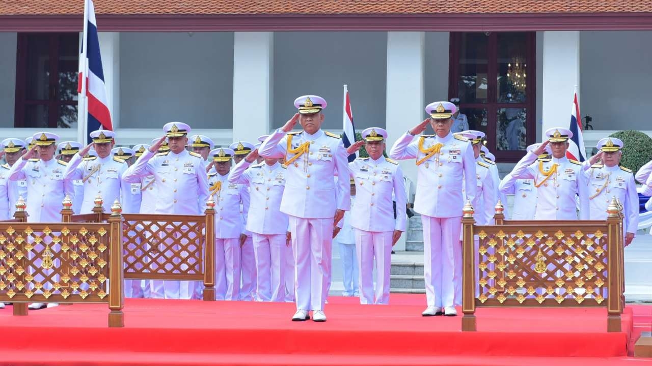 "บิ๊กดุง" รับธง ผบ.ทร. ต่อจาก "บิ๊กจ๊อด" ยิงสลุต 19 นัด เพื่อเป็นเกียรติ