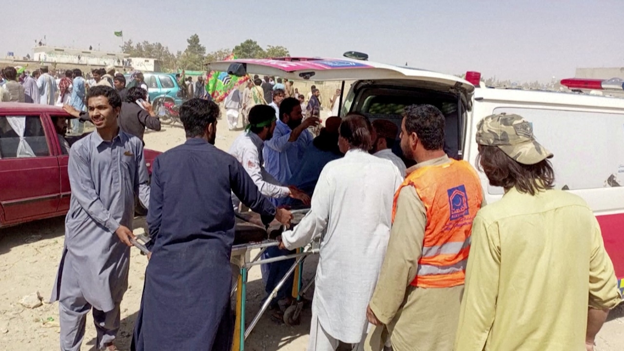 ระเบิดโจมตีใกล้มัสยิดปากีสถาน กลางพิธีศาสนา ดับ 50 ศพ เจ็บอีกครึ่งร้อย