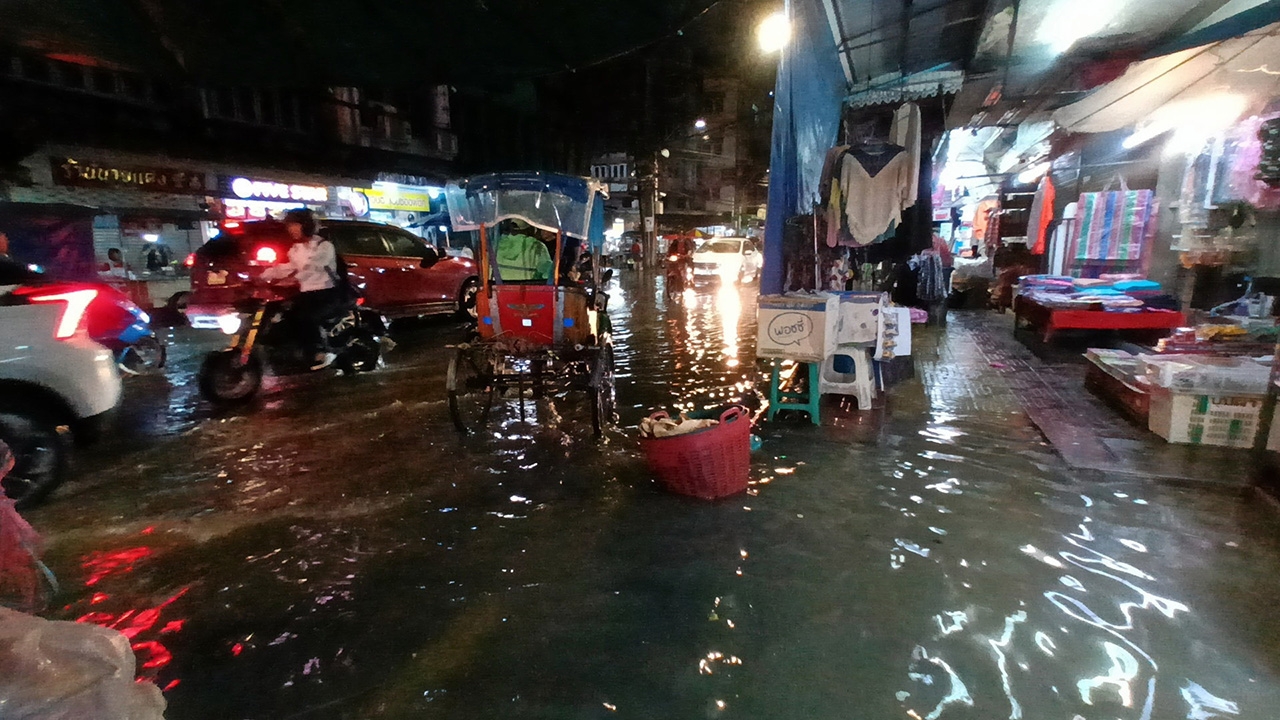 เจ้าพระยาทะลักล้น ท่วมตลาดพระประแดง นํ้าป่าซัดเหนือ-อีสาน อพยพผู้ป่วยหนีวุ่น (คลิป)