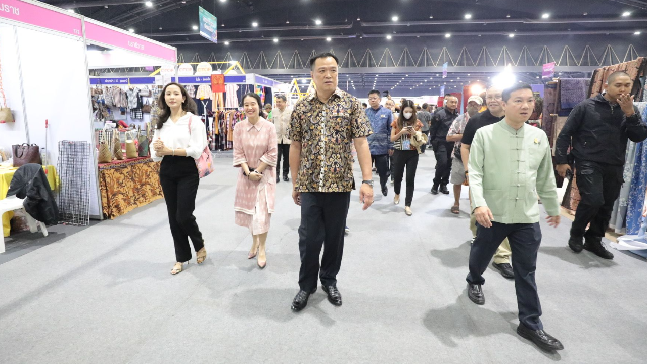 “อนุทิน” ควงภริยาชมงาน OTOP ชู ดีกว่าแบรนด์เนม เผย ยอดจำหน่ายทะลุ 375 ล้าน