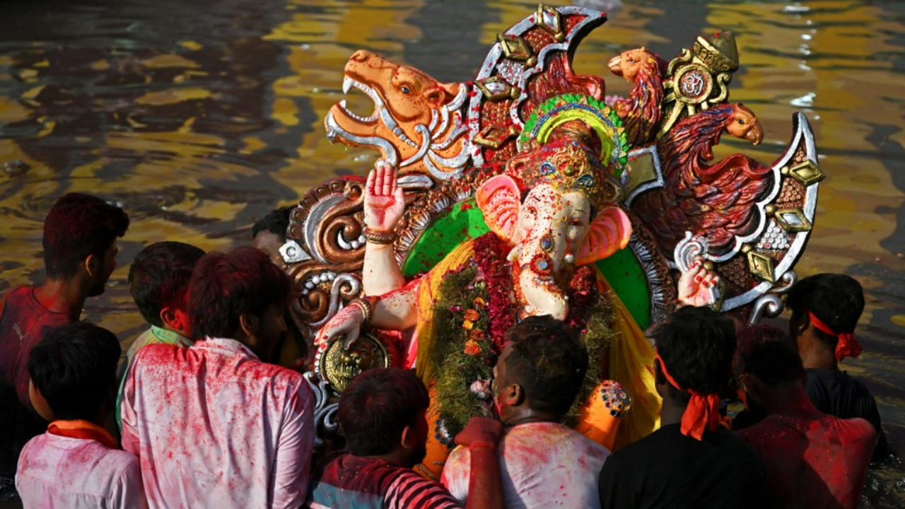 ชาวอินเดียร่วมพิธีส่งองค์พระพิฆเนศลงสู่แม่น้ำ เพื่อส่งท้ายเทศกาลคเณศจตุรถีปีนี้ 