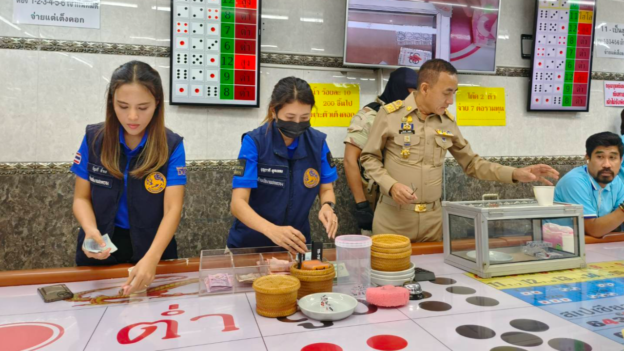 ชุดปฏิบัติการพิเศษปค. จับบ่อนไฮโลกลางตลาดเคหะร่มเกล้า นักพนัน 67 คน