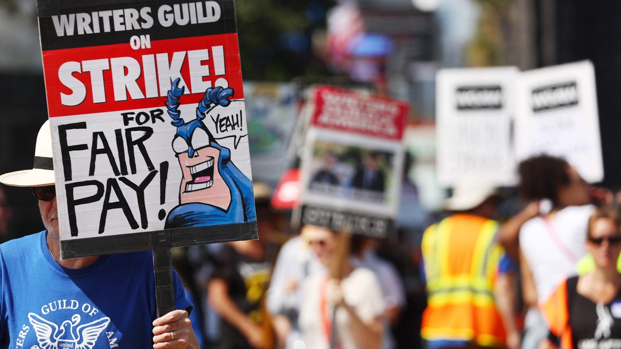 สมาคมนักเขียนบทฮอลลีวูด ยุติหยุดงานประท้วง หลังบรรลุข้อตกลงกับสตูดิโอ