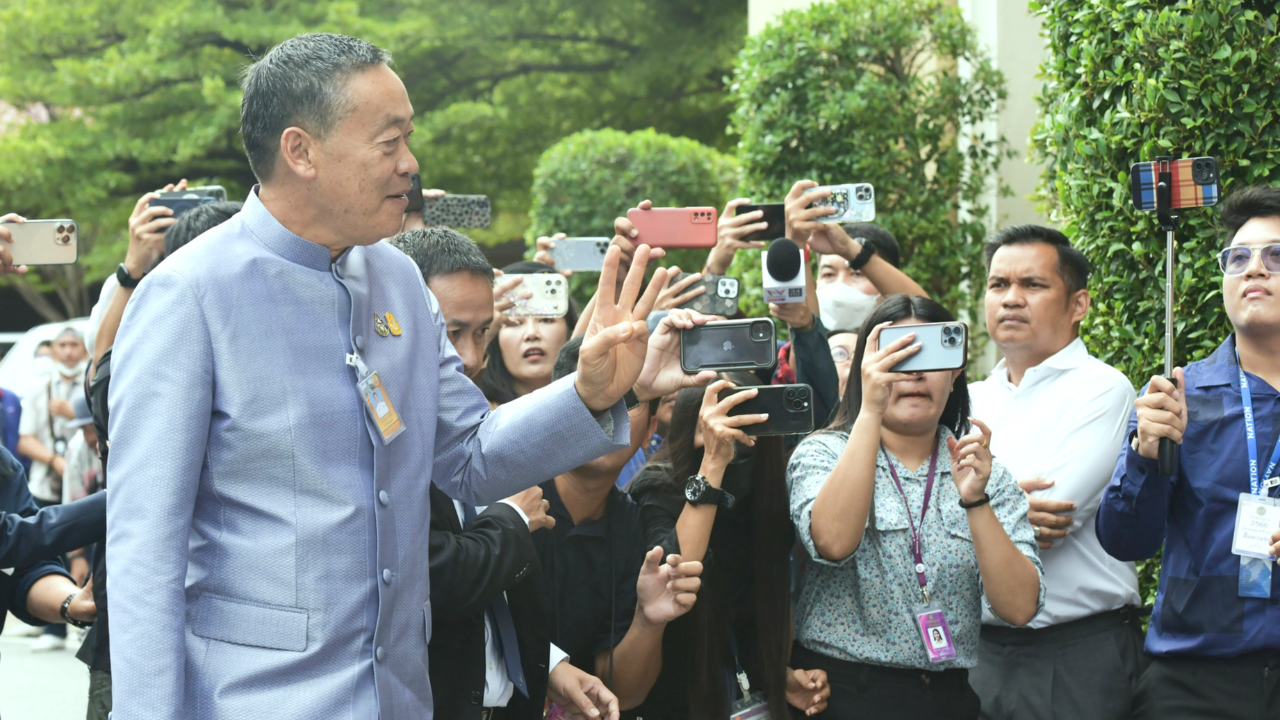 นายกฯ ชู 3 นิ้ว ตั้ง กก.สอบ "บิ๊กโจ๊ก"-ซื้อเครื่องยนต์เรือดำน้ำ ยังไม่ชัด