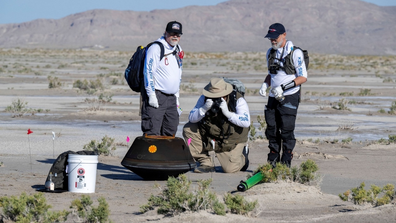 นาซาเปิดแคปซูล ‘ยานโอไซริส’ แล้ว เจอฝุ่นดำ จากดาวเคราะห์น้อยเบนนู