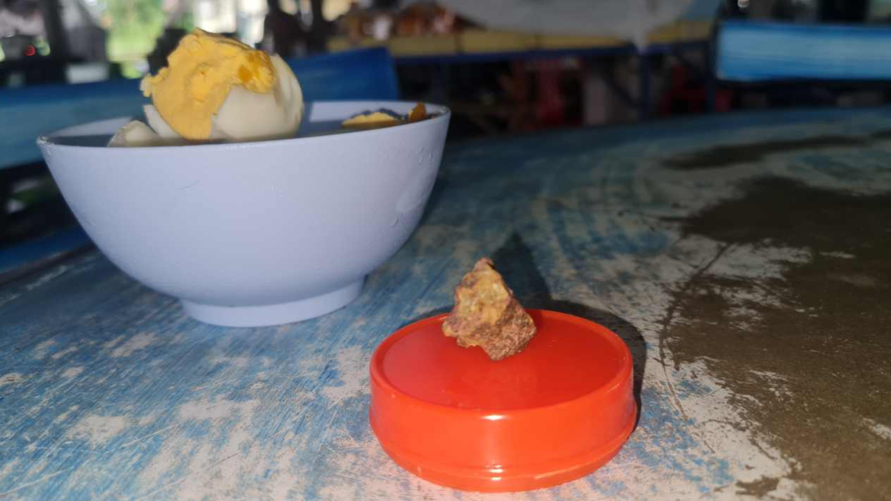 สาวระยองเจอ หินในไข่ แปลกใจเข้าไปอยู่ได้อย่างไร เชื่อวัตถุมงคล