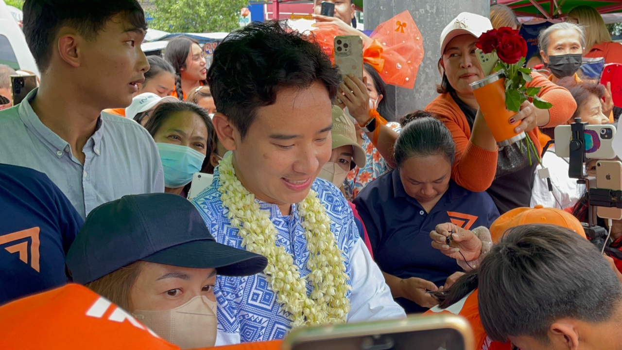 “พิธา” ไปเชียงใหม่ ชวนสมัครสมาชิกก้าวไกล ประชาชนแห่ต้อนรับ-ถ่ายทะเบียนลุ้นโชค