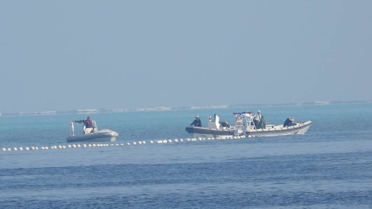 ฟิลิปปินส์ตอบโต้ รื้อ ‘แนวกั้นลอยน้ำ’ จีนตั้งขวางทำประมงในทะเลพิพาท