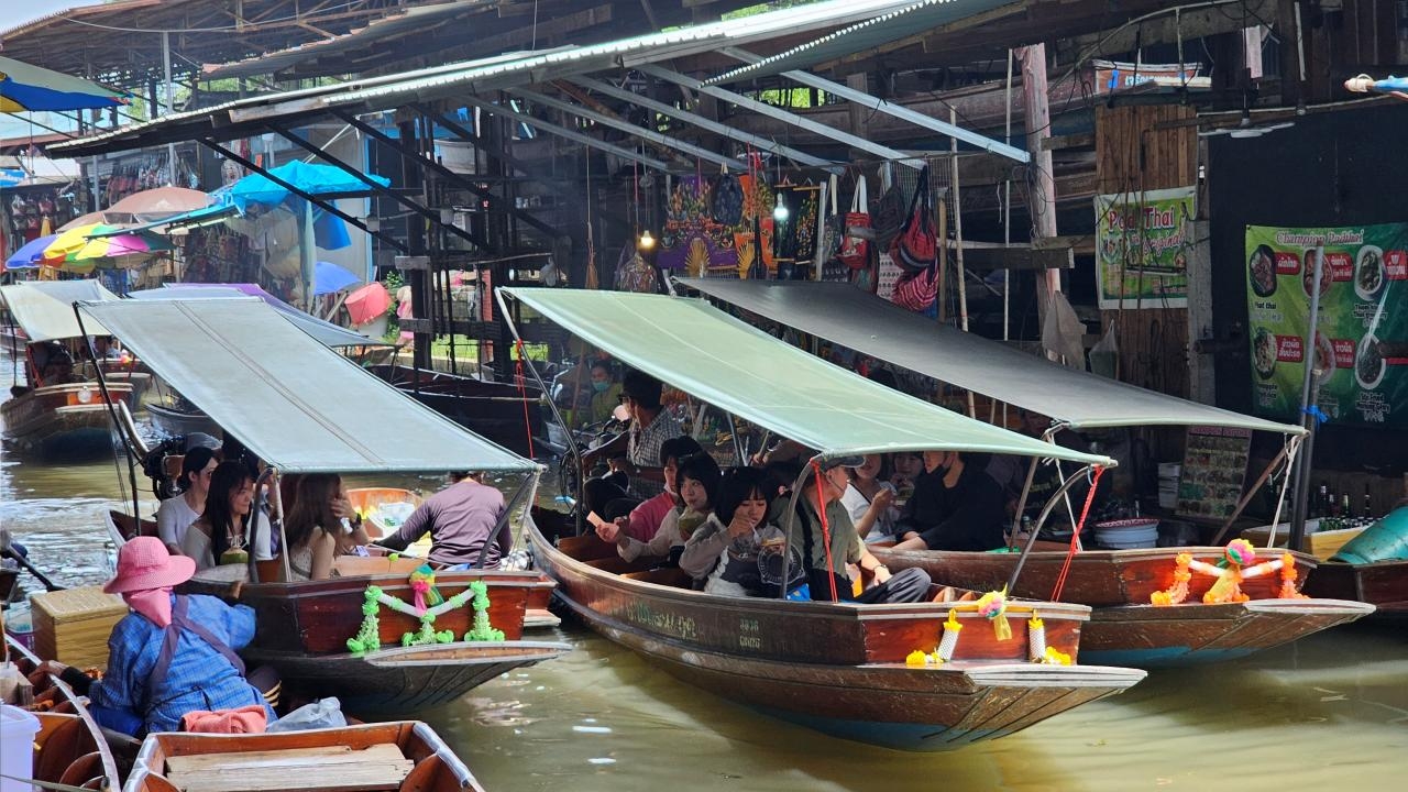 เจ้าของเรือนำเที่ยวตลาดน้ำดำเนินฯ ชี้ ฟรีวีซ่าวันแรก ดึงคนจีน-คาซัคฯ มาไทยเพิ่ม