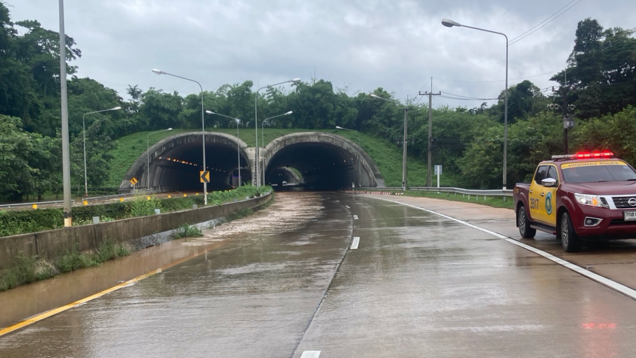เปิดแล้วถนน 304 อุโมงค์ลอดป่ามรดกโลก ฝนหยุด น้ำลดระดับ