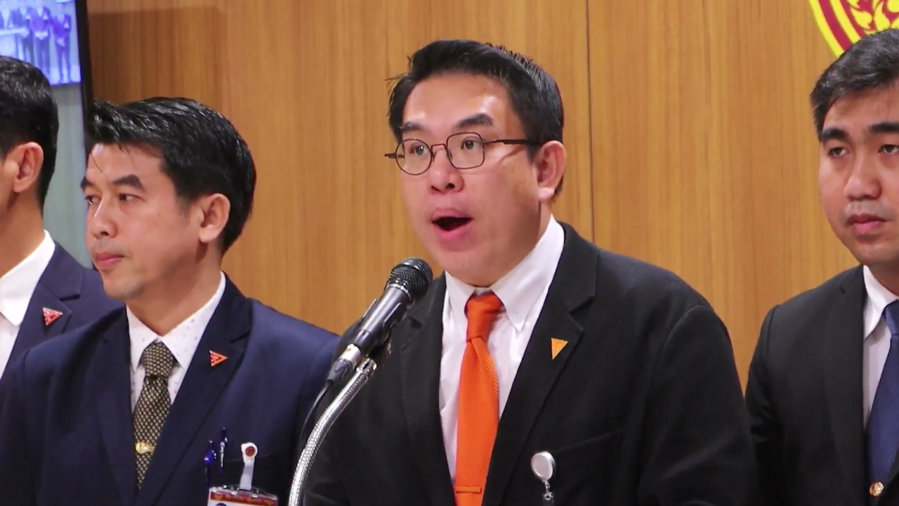 "วิโรจน์" จี้ ผอ.จัดการ "ครูตบหน้าเด็ก" หลังมีคลิปโผล่ ชี้ สิ้นสภาพครู