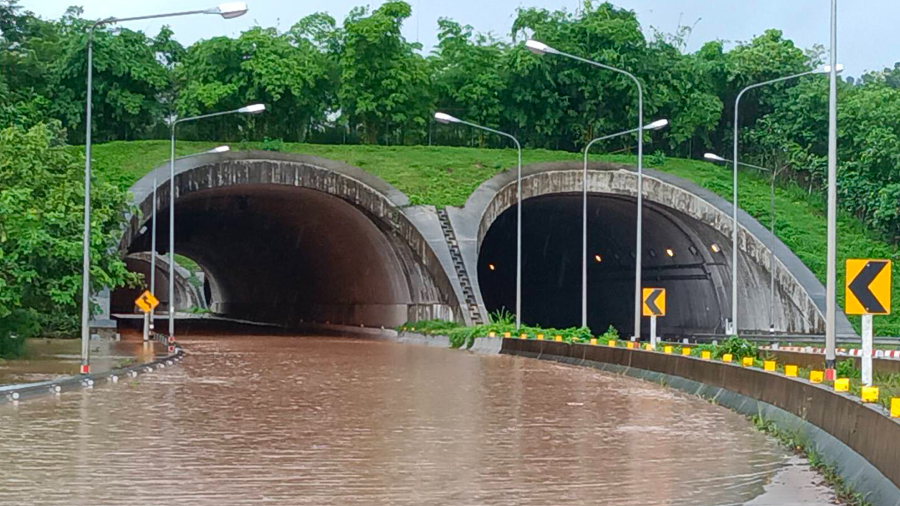 น้ำป่าทะลัก ท่วมหมู่บ้าน จมอุโมงค์เชื่อมอุทยานฯ ถนนสาย 304 ถูกตัดขาด