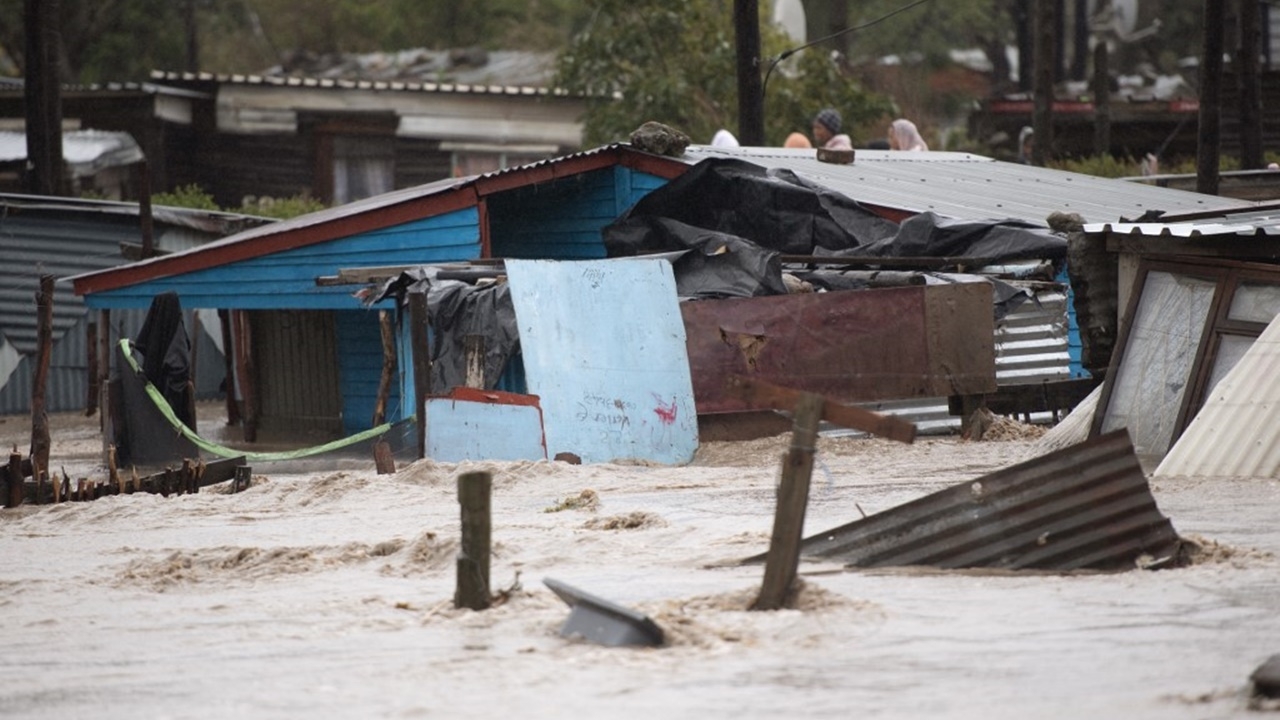 ฝนถล่มแอฟริกาใต้ น้ำท่วมเวสเทิร์นเคป ดับแล้ว 11 ศพ เสียหายวงกว้าง