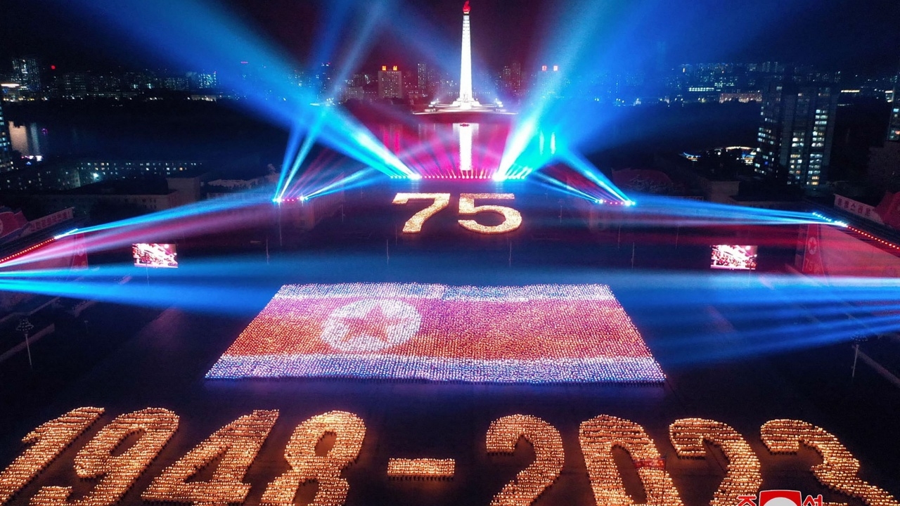 เกาหลีเหนือจัดพิธีสวนสนามครบรอบ 75 ปี การสถาปนาประเทศ