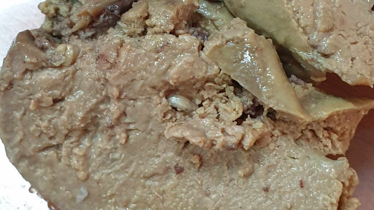 เห็นแล้วสยอง สาวสั่งข้าวมันไก่กินไปได้ 2-3 คำ เจอหนอนดิ้นอยู่ในตับ