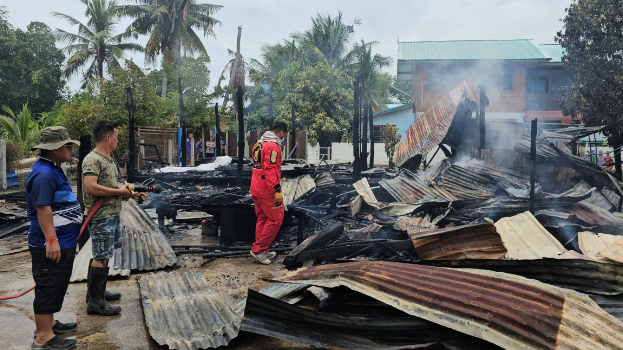 สลด แม่ออกไปซื้อก๋วยเตี๋ยว ไฟไหม้บ้านคลอกลูกชายกับย่า คากองเพลิง 2 ศพ  