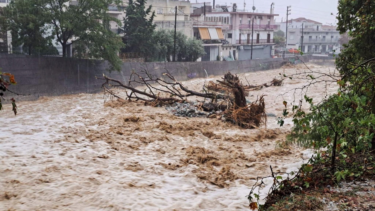 นาทีระทึก พายุ‘แดเนียล’ถล่มกรีซ น้ำป่าซัดรถลงทะเล ดับแล้ว 1 ศพ (คลิป)