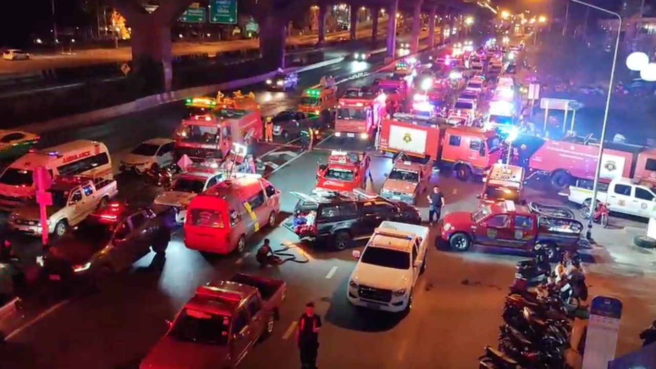 ไฟไหม้โกดังเก็บแบตเตอรี่ วิภาวดี 22 อยู่ติดโชว์รูมรถหรู คุมเพลิงได้ในวงจำกัด