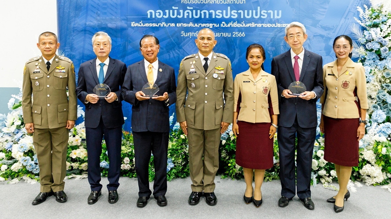 "มนตรี เทศขัน" มอบโล่ประกาศเกียรติคุณในวันสถาปนาครบ 75 ปี กองบังคับการปราบปราม