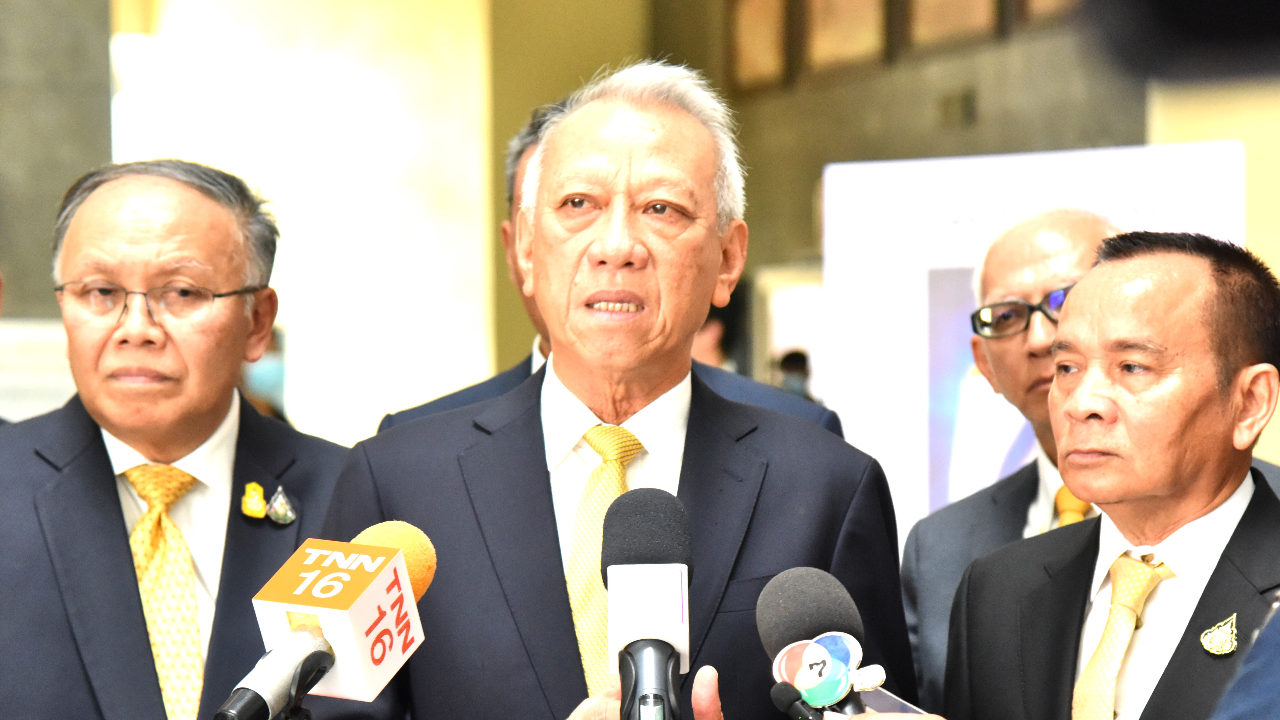 ช่างเร่งเปลี่ยนพรมห้องทำงาน “พิพัฒน์” รมว.แรงงาน ชี้ เก่ามากและอมฝุ่น