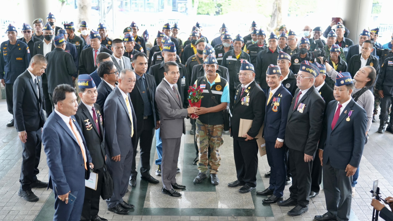 กลุ่มทหารผ่านศึก ให้กำลังใจ “บิ๊กทิน” ขอให้ช่วยเหลือทหารที่ไปรบและบาดเจ็บ