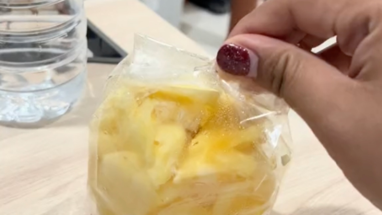 ทำกันได้ สาวซื้อสับปะรด 20 บาท เปิดถุงมาว่าพีกแล้ว ตอนจบพีกกว่า