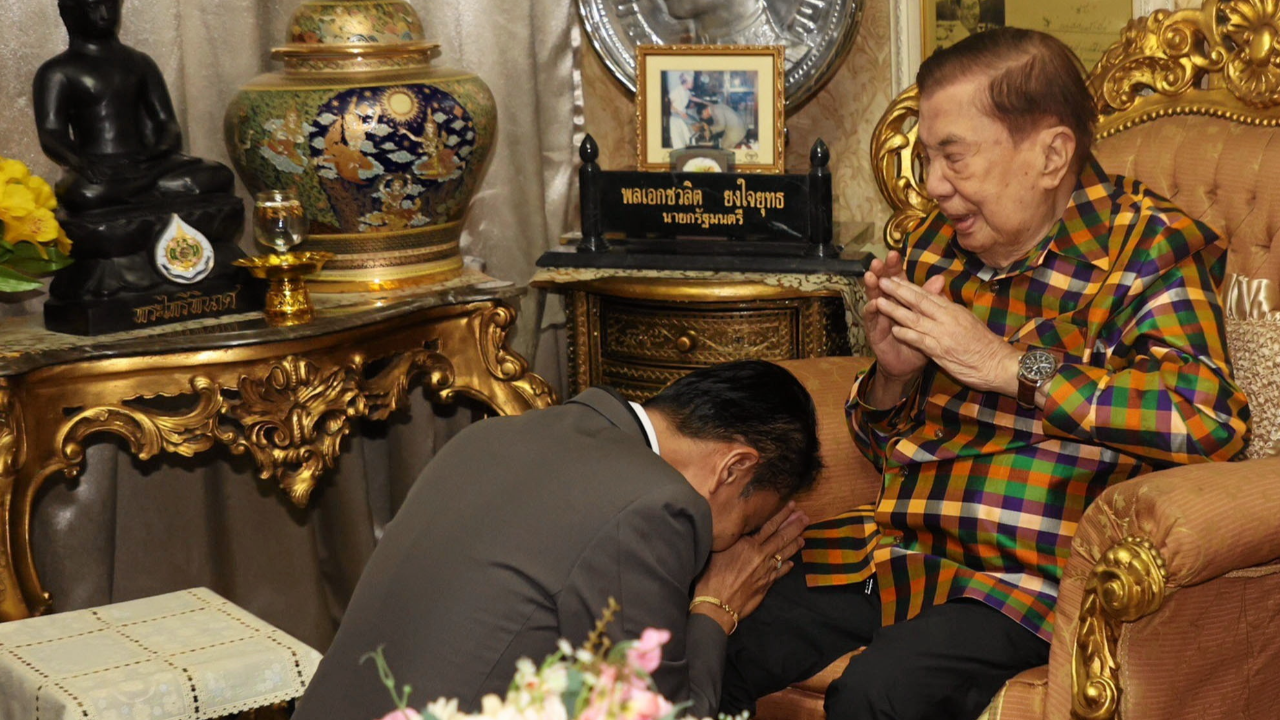 “สุทิน” กราบตัก “บิ๊กจิ๋ว” เชิญมานั่งเก้าอี้รัฐมนตรีที่กระทรวงกลาโหมก่อนเริ่มงานวันแรก