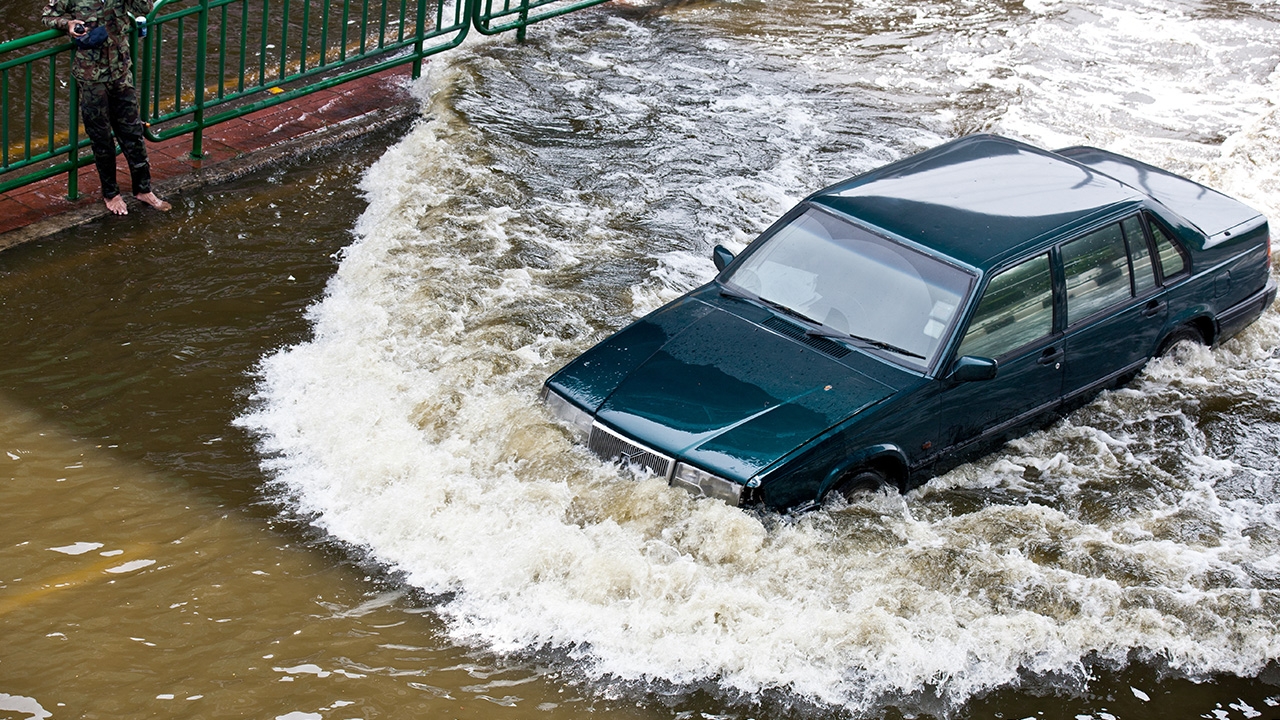 รถดับน้ำท่วม รถดับตอนฝนตกหนัก ทำอย่างไรให้รถไม่พัง