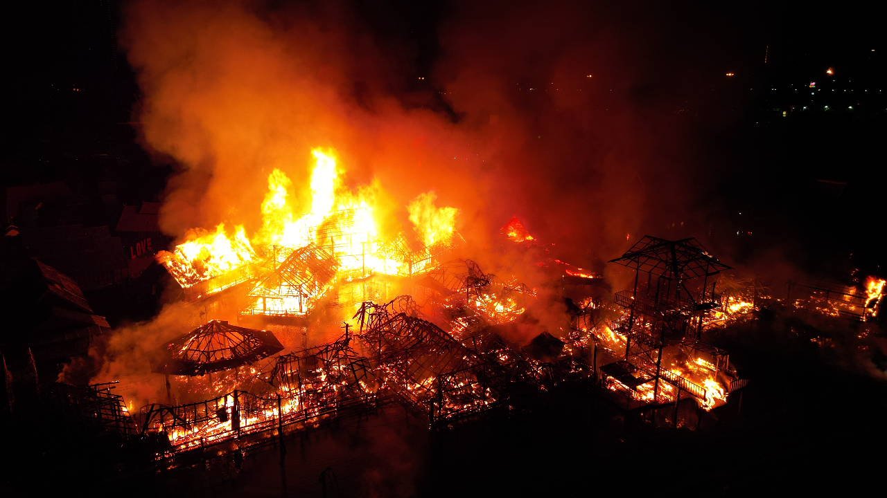 ไฟไหม้ตลาดน้ำสี่ภาคพัทยาวอดวาย เสียหายหลายสิบล้าน ยังไม่รู้สาเหตุ 