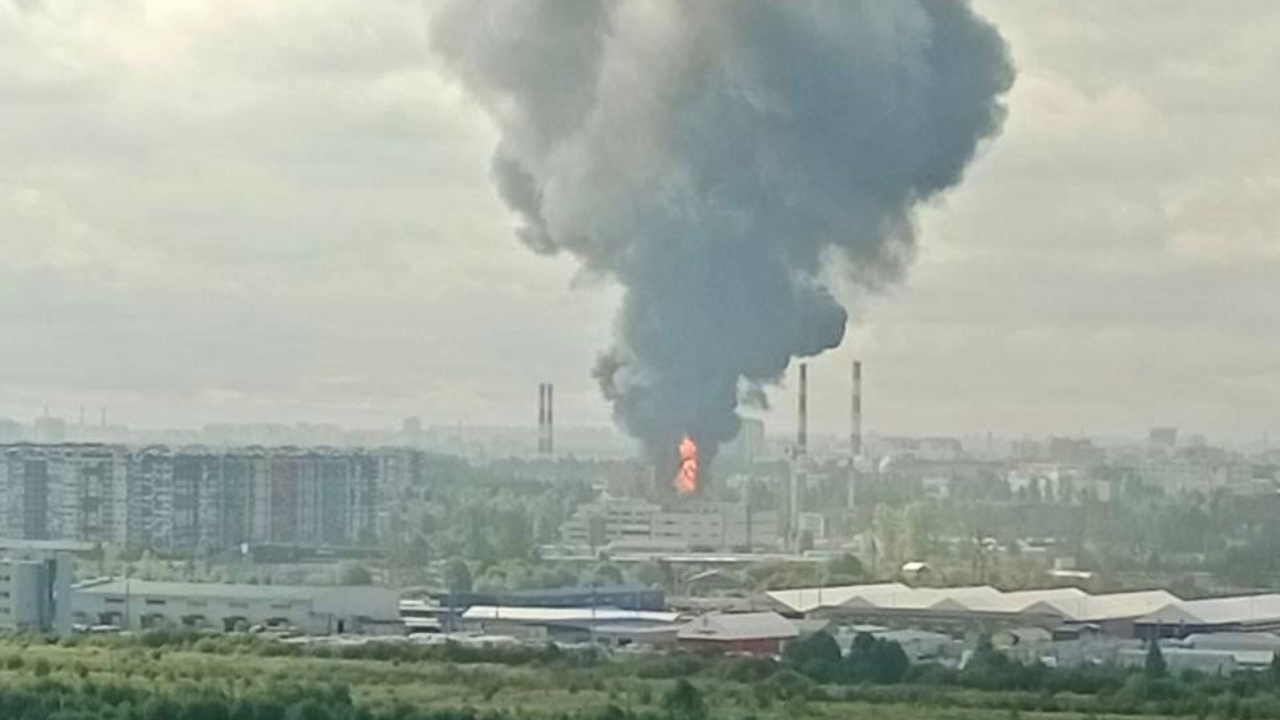 ระทึก ไฟไหม้คลังเก็บน้ำมันในนครเซนต์ปีเตอร์สเบิร์ก ของรัสเซีย