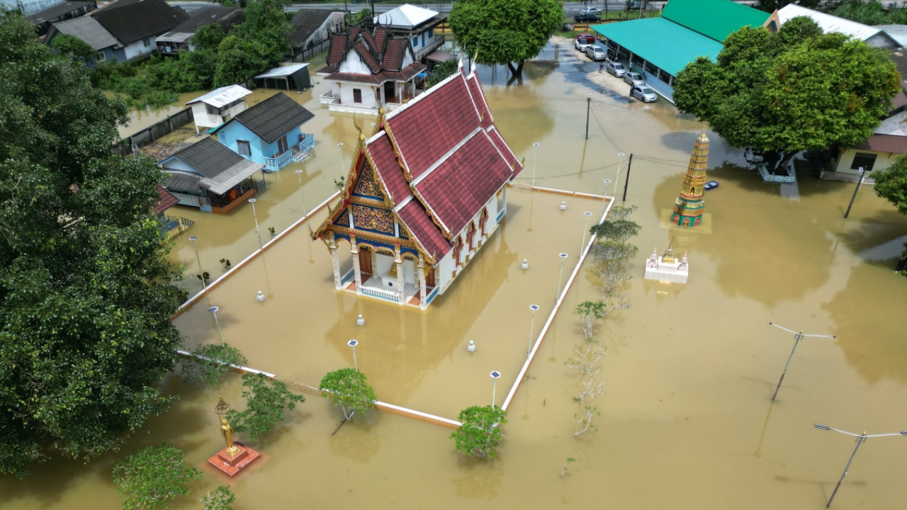 ฝนตกไม่หยุด น้ำทะลักท่วม อ.ตะกั่วป่า พังงา ชาวบ้านต้องใช้เรือแทนรถ 