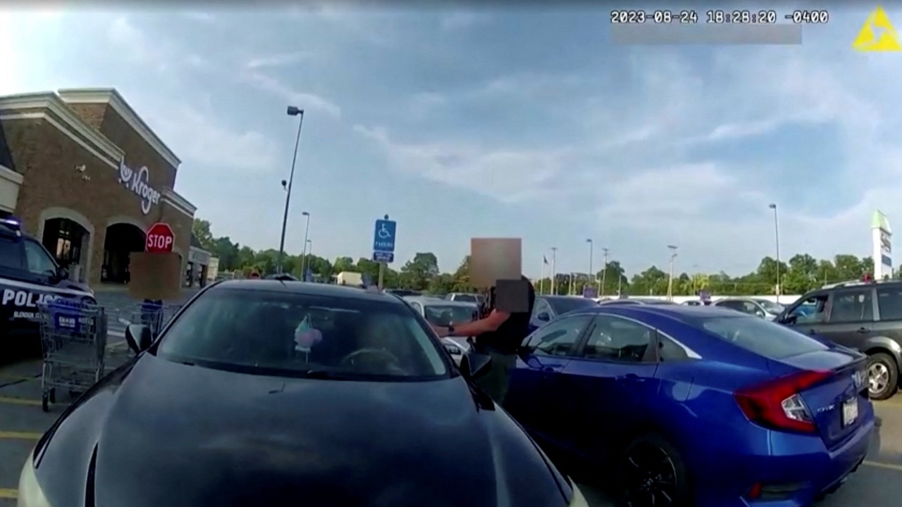 ตำรวจสหรัฐฯ เผยภาพจากกล้องติดตัว นาทียิงหญิงตั้งครรภ์ผิวสีดับ (คลิป)