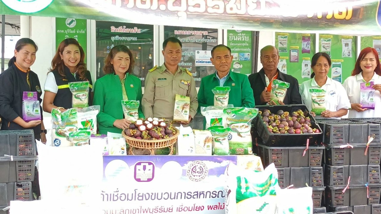 สกต.บุรีรัมย์ นำข้าวหอมมะลิภูเขาไฟ 10 ตัน แลกมังคุดเกรดเอ 3.2 ตันจากเมืองคอน