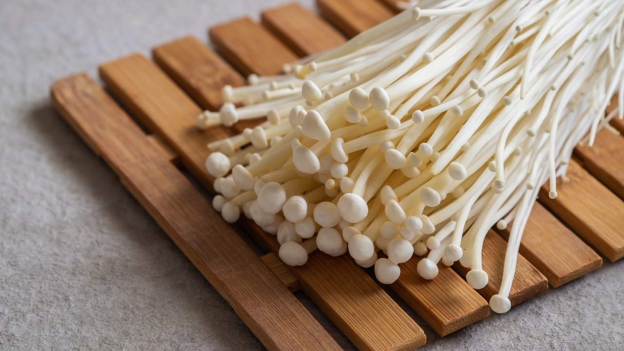 อ.เจษฎ์ ไขข้อสงสัย "เห็ดเข็มทอง" ทานดิบได้หรือไม่ ใครต้องระวังเป็นพิเศษ