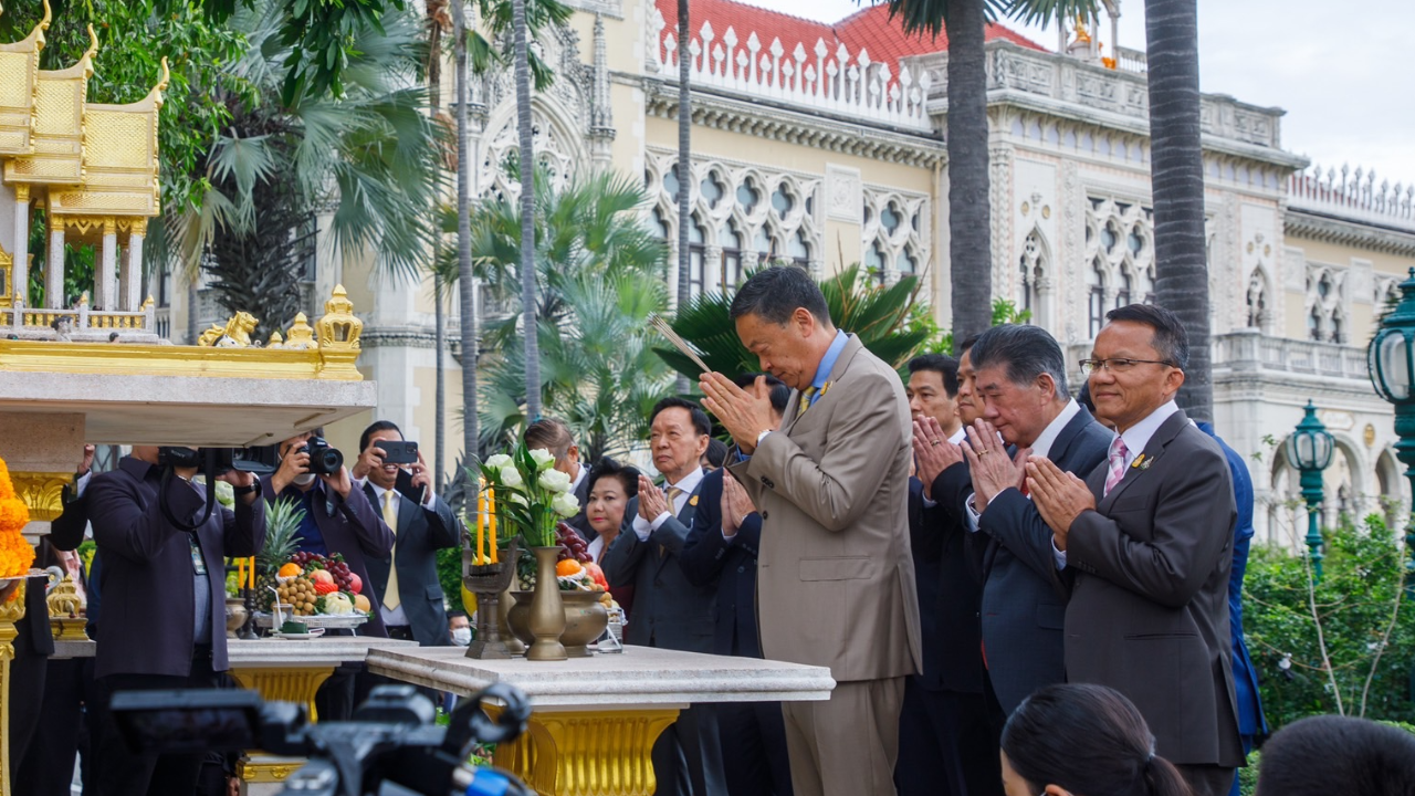 นายกฯ นำ รองนายกฯ-คณะทำงาน สักการะสิ่งศักดิ์สิทธิ์ ก่อนประชุม ครม.นัดพิเศษ
