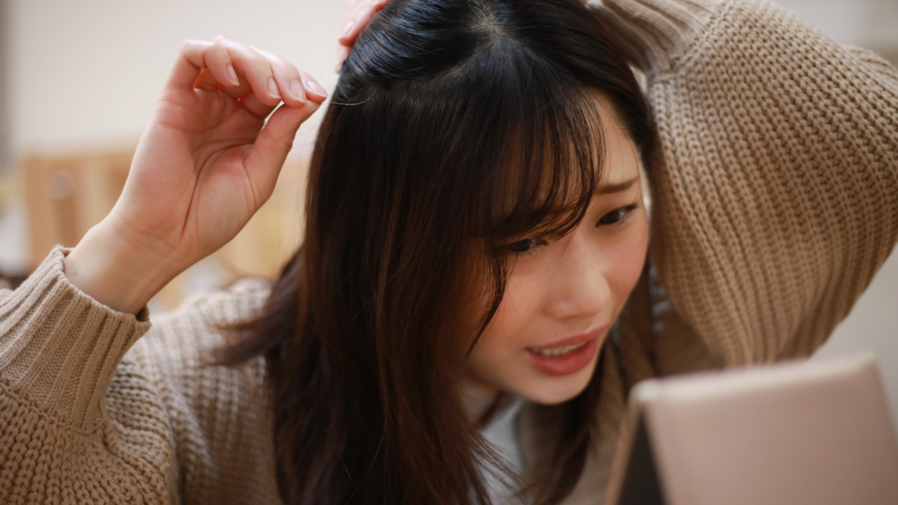 ผมหงอกก่อนวัย มีวิธีรักษาไหม ป้องกันได้หรือไม่