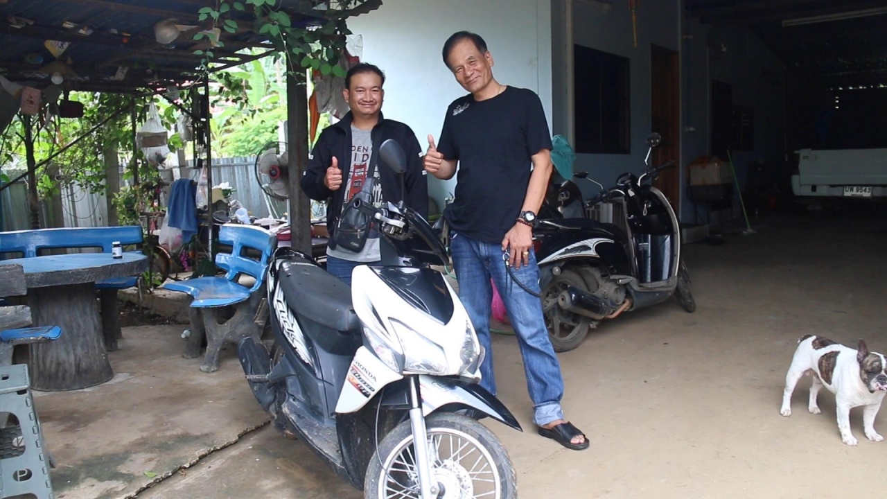 อบอุ่นใจ เจ้าของกิจการหนังกลางแปลง ขายรถ "มอเตอร์ไซค์" ให้ลูกจ้าง ราคา 1 บาท