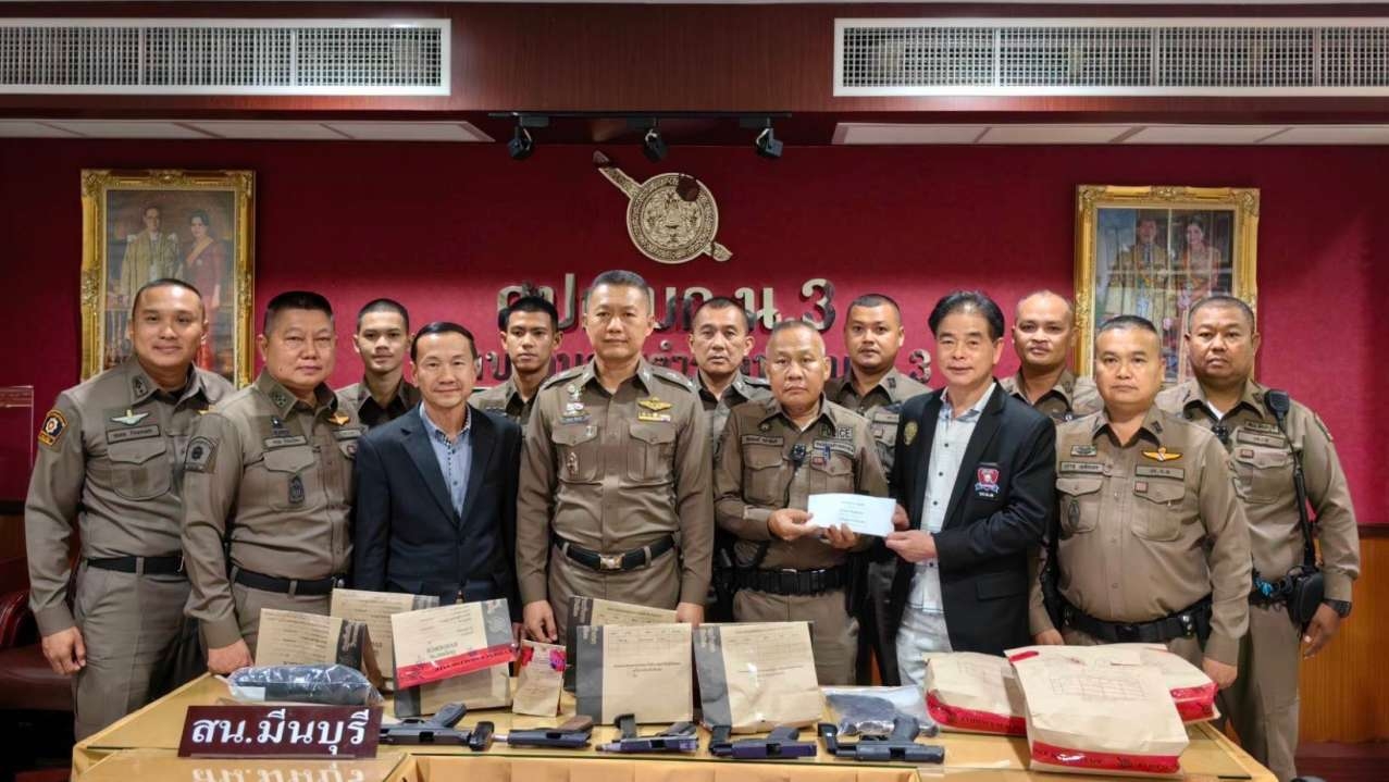 ผบก.น.3 ตบรางวัลตำรวจมีนบุรี โชว์ผลงานจับปืน กระสุน รวบ 6 ผู้ต้องหา