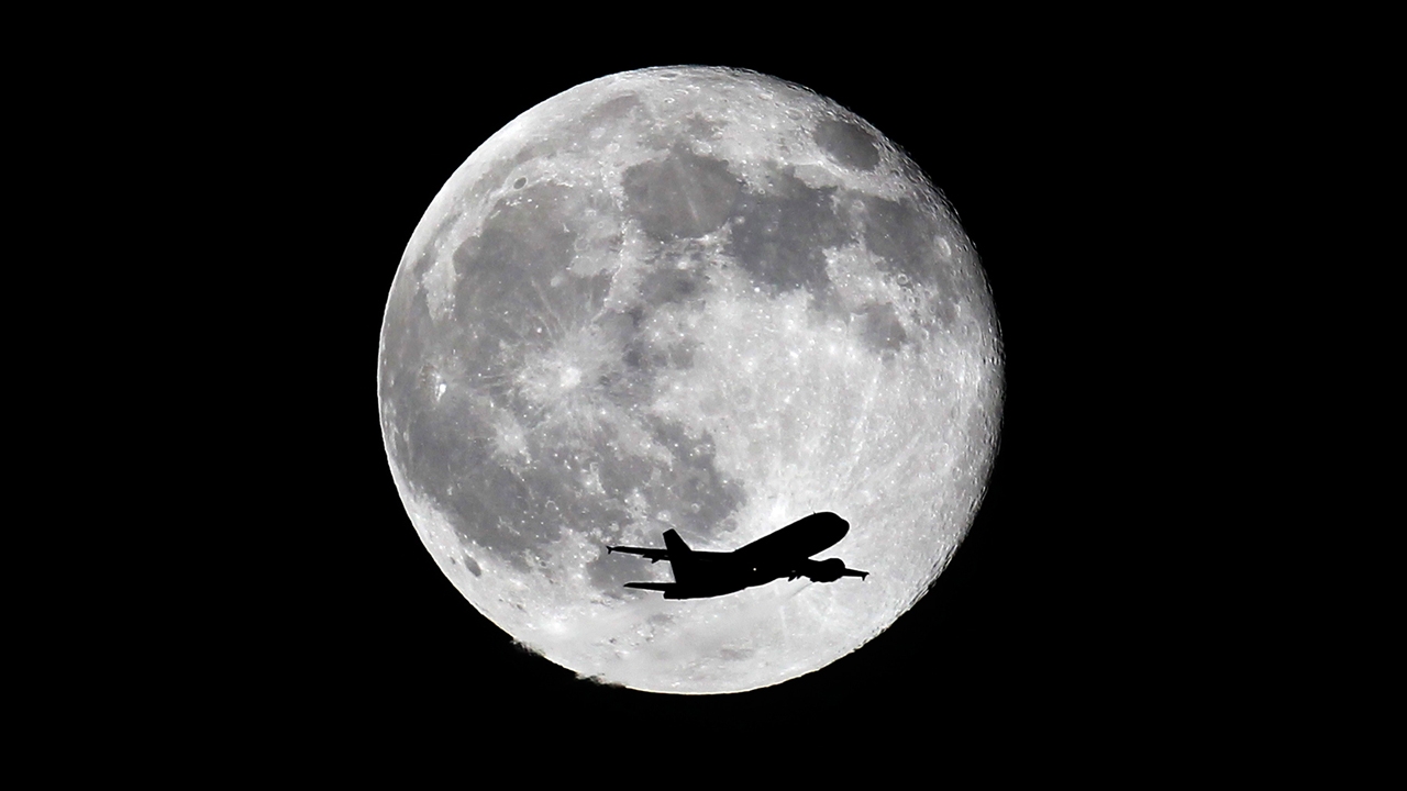 ทำความรู้จัก “บลูมูน” ดวงจันทร์เต็มดวง ที่ไม่ได้หมายถึงดวงจันทร์สีน้ำเงิน