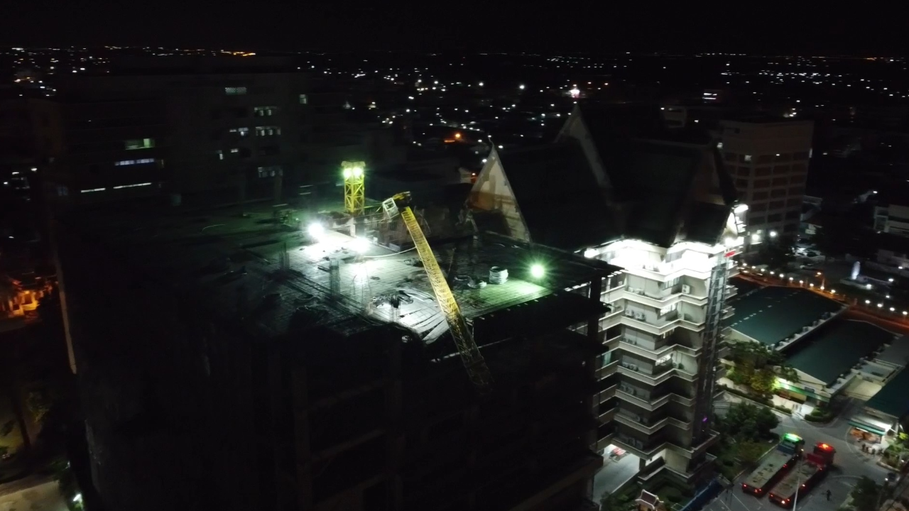 ระทึก ทาวเวอร์เครนก่อสร้าง รพ.ถล่ม เร่งเก็บกู้ หึ่งอาถรรพณ์กำแพงเก่า