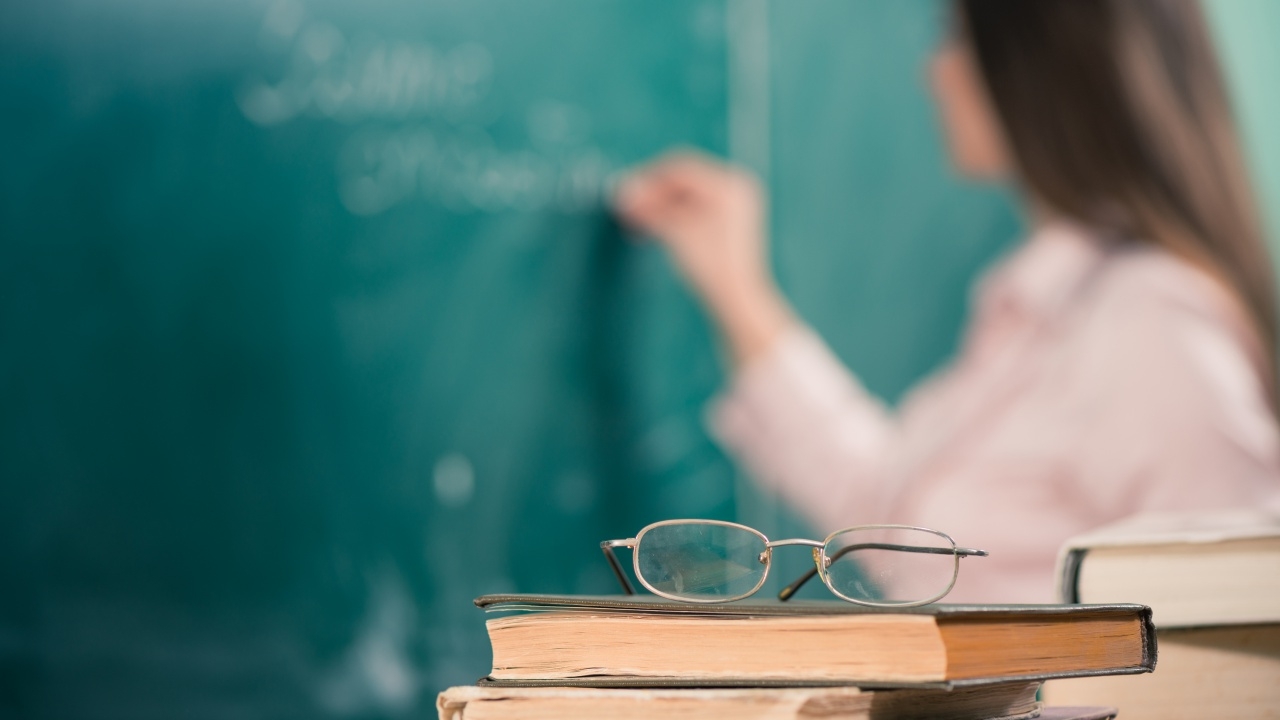 วิจารณ์สนั่น ประกาศรับสมัคร "ครูอัตราจ้าง" วุฒิปริญญาตรี เงินเดือน 6 พัน